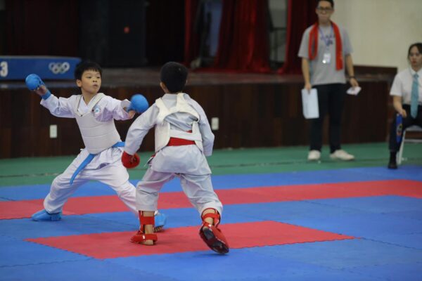 vo-sinh-vietnhatclub-thi-dau